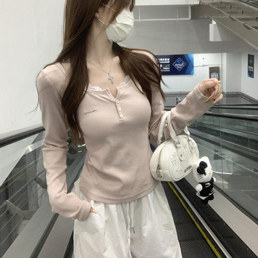 レディース 長袖トップス レース切り替えデザインで女性らしさを引き立てる正肩シルエットが上品に見せるTシャツ ボディラインを美しく魅せるスリムフィットでインナーとしても一枚着としても大活躍 白色の清楚な雰囲気が秋のコーデに透明感をプラス カーディガンやジャケットと合わせれば通勤にもデートにも最適 柔らかな素材で快適な着心地を実現し秋のデイリーコーデに取り入れるだけで大人可愛い印象に仕上げるおすすめアイテム