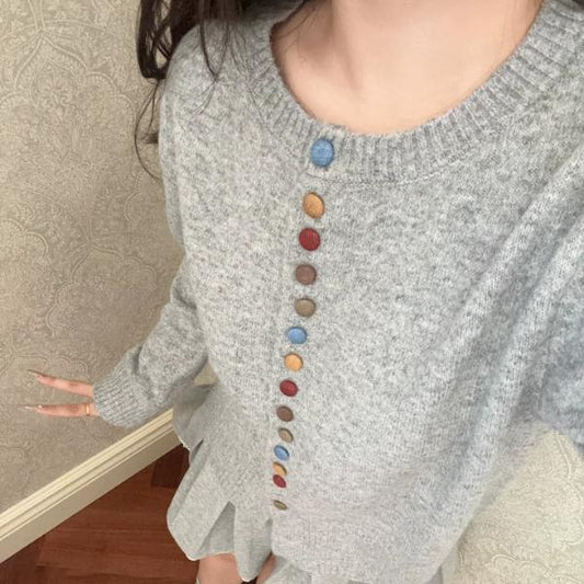 レディース 灰色のシンプルなワントーンで仕上げたデザイン性の高いニットカーディガン 美しいシルエットを演出するシングルボタン仕様で上品さとカジュアルさを兼ね備え 秋の軽アウターとしてもインナーとしても大活躍する一枚 柔らかなニット素材で肌触りも良く長時間着ても快適で通勤やデート女子会旅行など幅広いシーンで使えるアイテム グレーの落ち着いた色合いがコーディネートを引き締めて大人っぽさをプラスする万能カーディガン