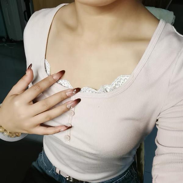 レディース 長袖トップス レース切り替えデザインで女性らしさを引き立てる正肩シルエットが上品に見せるTシャツ ボディラインを美しく魅せるスリムフィットでインナーとしても一枚着としても大活躍 白色の清楚な雰囲気が秋のコーデに透明感をプラス カーディガンやジャケットと合わせれば通勤にもデートにも最適 柔らかな素材で快適な着心地を実現し秋のデイリーコーデに取り入れるだけで大人可愛い印象に仕上げるおすすめアイテム
