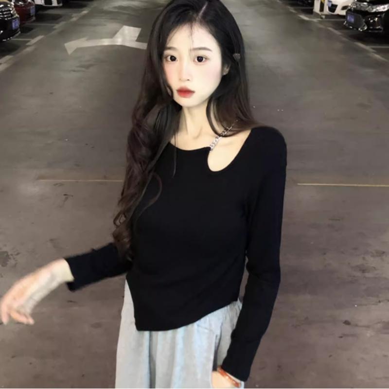 ブラックの長袖トップスは春秋の装いに女性らしいアクセントを加える露肩デザインが特徴ですシンプルながらも計算されたシルエットがボディラインを美しく見せ一枚で着てもインナーとしても映えるアイテムです伸縮性のある柔らかな素材が快適さを保ちジャケットやカーディガンとの重ね着にも最適通勤やカフェ時間旅行先でも活躍する一着です