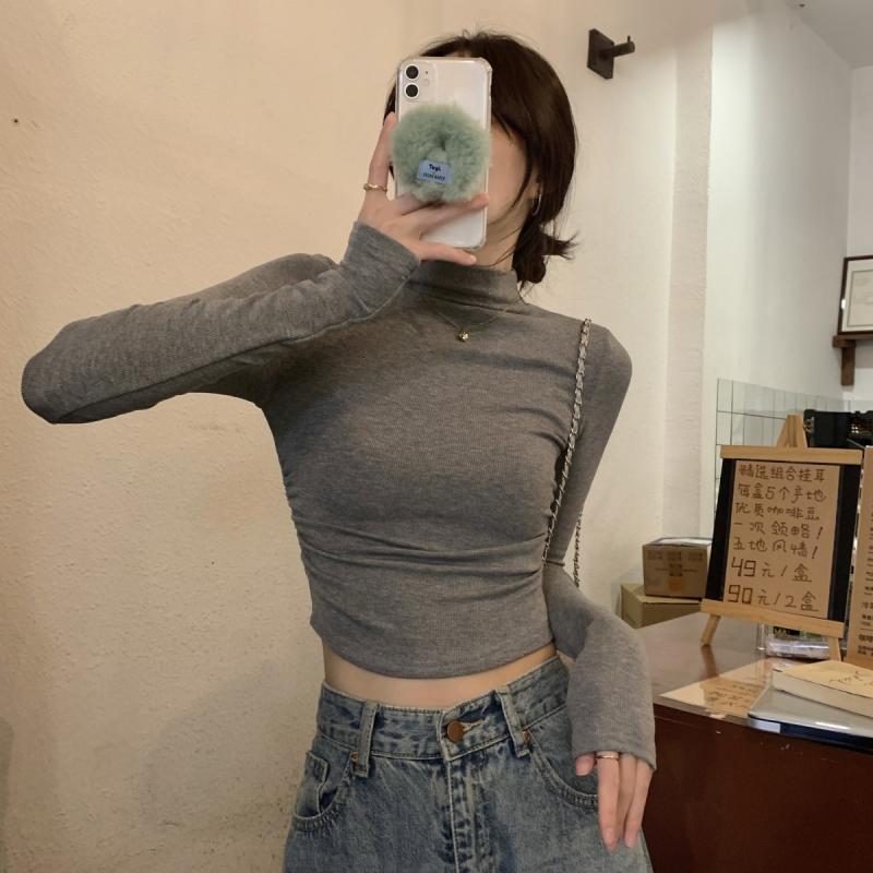 シンプルでありながら高級感が漂う灰色の半高領の長袖ニットトップスは秋冬シーズンにぴったりのアイテムです柔らかな素材が肌に優しくフィット感が良いので快適な着心地を実現しますスリムなシルエットが体型を美しく見せつつも窮屈さを感じさせないデザインで一日中快適に過ごせますカジュアルにもフォーマルにも着回し可能でデニムスカートやワイドパンツとの相性も抜群寒い日にアウターとしても使える便利なアイテムです