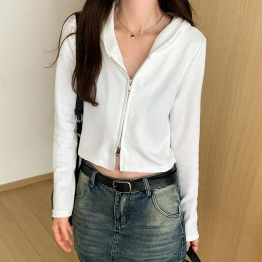 落ち着いたグレーの一字肩デザインのニットトップスは秋冬のコーディネートに女性らしさを加えるアイテムです肩をきれいに見せるネックラインが上品でありながらセクシーさも感じさせ伸縮性のある柔らかな素材が体に優しくフィットしますスリムなシルエットでインナーとしても一枚着としても活躍しデニムやスカートとの相性も抜群です日常使いからお出かけまで幅広く対応できる便利な一枚です