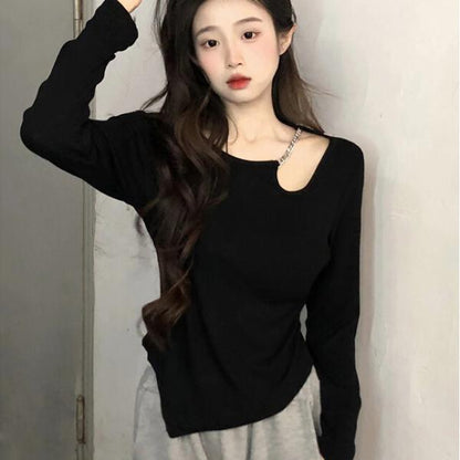 ブラックの長袖トップスは春秋の装いに女性らしいアクセントを加える露肩デザインが特徴ですシンプルながらも計算されたシルエットがボディラインを美しく見せ一枚で着てもインナーとしても映えるアイテムです伸縮性のある柔らかな素材が快適さを保ちジャケットやカーディガンとの重ね着にも最適通勤やカフェ時間旅行先でも活躍する一着です
