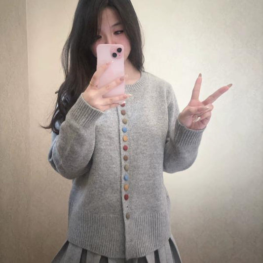 レディース 灰色のシンプルなワントーンで仕上げたデザイン性の高いニットカーディガン 美しいシルエットを演出するシングルボタン仕様で上品さとカジュアルさを兼ね備え 秋の軽アウターとしてもインナーとしても大活躍する一枚 柔らかなニット素材で肌触りも良く長時間着ても快適で通勤やデート女子会旅行など幅広いシーンで使えるアイテム グレーの落ち着いた色合いがコーディネートを引き締めて大人っぽさをプラスする万能カーディガン