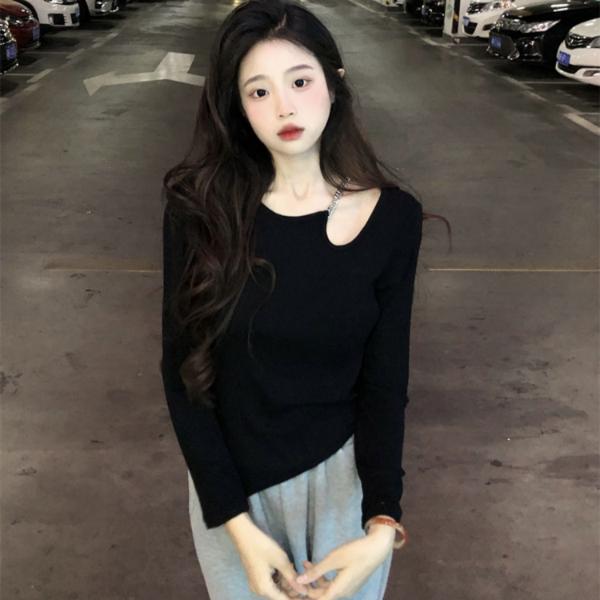 ブラックの長袖トップスは春秋の装いに女性らしいアクセントを加える露肩デザインが特徴ですシンプルながらも計算されたシルエットがボディラインを美しく見せ一枚で着てもインナーとしても映えるアイテムです伸縮性のある柔らかな素材が快適さを保ちジャケットやカーディガンとの重ね着にも最適通勤やカフェ時間旅行先でも活躍する一着です