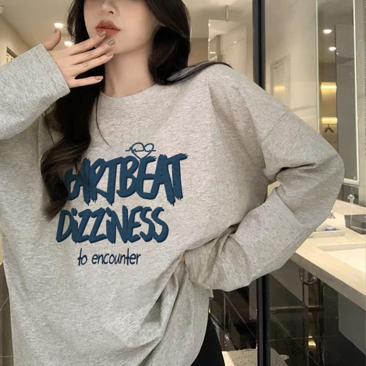 シンプルながら印象的な英単語アートプリントが魅力の長袖Tシャツは秋のデイリーコーデにぴったりのアイテムです柔らかな素材が肌に優しく軽やかな着心地で通学や通勤休日のお出かけや友人とのカフェタイム旅行先でも快適に過ごせますラウンドネックが首元をすっきり見せ体型を選ばずジーンズワイドパンツスカートショートパンツなどさまざまなボトムスと相性抜群で一枚で着てもジャケットやカーディガンのインナーとしてもおしゃれに決まります