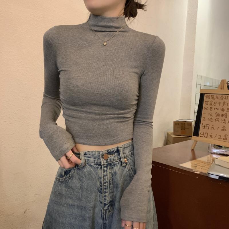 シンプルでありながら高級感が漂う灰色の半高領の長袖ニットトップスは秋冬シーズンにぴったりのアイテムです柔らかな素材が肌に優しくフィット感が良いので快適な着心地を実現しますスリムなシルエットが体型を美しく見せつつも窮屈さを感じさせないデザインで一日中快適に過ごせますカジュアルにもフォーマルにも着回し可能でデニムスカートやワイドパンツとの相性も抜群寒い日にアウターとしても使える便利なアイテムです