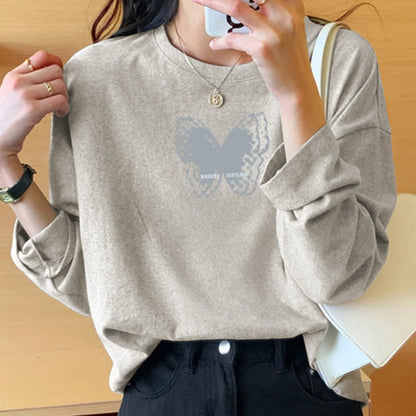 フロントに施されたアートバタフライプリントが目を引く長袖 T シャツは秋のトレンドスタイルに最適です柔らかな素材が肌に優しく長時間着用しても快適シンプルなラウンドネックでレイヤードコーデにも合わせやすいデニムパンツロングスカートレギンスなど様々なアイテムと相性が良く普段使いから旅行カフェデート週末のお散歩まで幅広いシーンで活躍します落ち着いた色合いと豊富なカラーバリエーションで大人可愛い雰囲気を演出できます