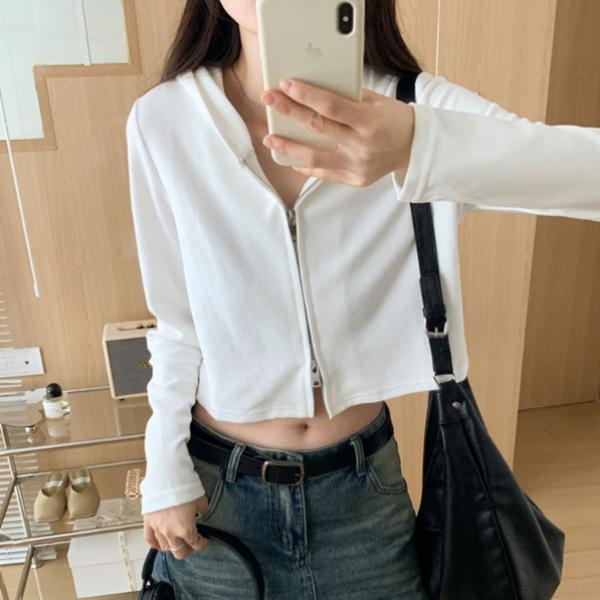 落ち着いたグレーの一字肩デザインのニットトップスは秋冬のコーディネートに女性らしさを加えるアイテムです肩をきれいに見せるネックラインが上品でありながらセクシーさも感じさせ伸縮性のある柔らかな素材が体に優しくフィットしますスリムなシルエットでインナーとしても一枚着としても活躍しデニムやスカートとの相性も抜群です日常使いからお出かけまで幅広く対応できる便利な一枚です