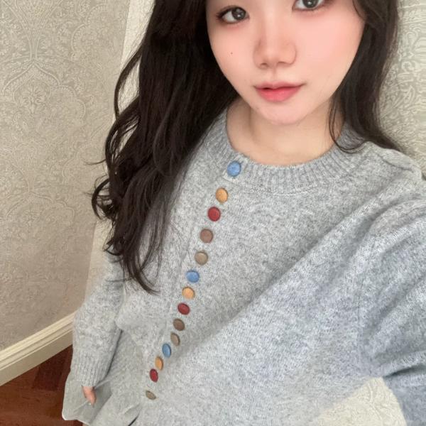 レディース 灰色のシンプルなワントーンで仕上げたデザイン性の高いニットカーディガン 美しいシルエットを演出するシングルボタン仕様で上品さとカジュアルさを兼ね備え 秋の軽アウターとしてもインナーとしても大活躍する一枚 柔らかなニット素材で肌触りも良く長時間着ても快適で通勤やデート女子会旅行など幅広いシーンで使えるアイテム グレーの落ち着いた色合いがコーディネートを引き締めて大人っぽさをプラスする万能カーディガン