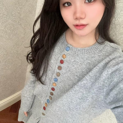 レディース 灰色のシンプルなワントーンで仕上げたデザイン性の高いニットカーディガン 美しいシルエットを演出するシングルボタン仕様で上品さとカジュアルさを兼ね備え 秋の軽アウターとしてもインナーとしても大活躍する一枚 柔らかなニット素材で肌触りも良く長時間着ても快適で通勤やデート女子会旅行など幅広いシーンで使えるアイテム グレーの落ち着いた色合いがコーディネートを引き締めて大人っぽさをプラスする万能カーディガン