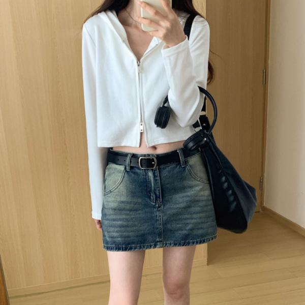 落ち着いたグレーの一字肩デザインのニットトップスは秋冬のコーディネートに女性らしさを加えるアイテムです肩をきれいに見せるネックラインが上品でありながらセクシーさも感じさせ伸縮性のある柔らかな素材が体に優しくフィットしますスリムなシルエットでインナーとしても一枚着としても活躍しデニムやスカートとの相性も抜群です日常使いからお出かけまで幅広く対応できる便利な一枚です