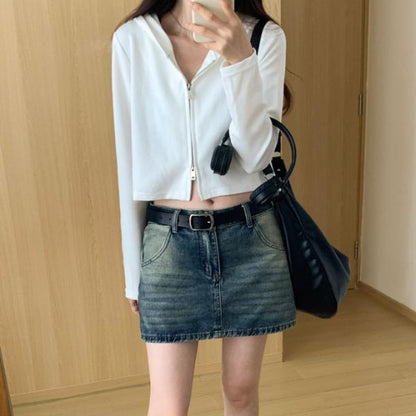 落ち着いたグレーの一字肩デザインのニットトップスは秋冬のコーディネートに女性らしさを加えるアイテムです肩をきれいに見せるネックラインが上品でありながらセクシーさも感じさせ伸縮性のある柔らかな素材が体に優しくフィットしますスリムなシルエットでインナーとしても一枚着としても活躍しデニムやスカートとの相性も抜群です日常使いからお出かけまで幅広く対応できる便利な一枚です