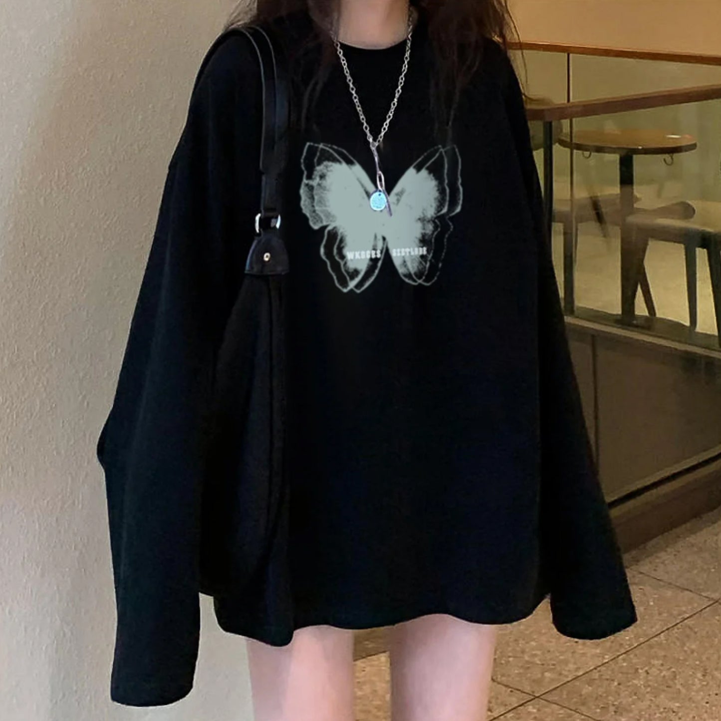 フロントに施されたアートバタフライプリントが目を引く長袖 T シャツは秋のトレンドスタイルに最適です柔らかな素材が肌に優しく長時間着用しても快適シンプルなラウンドネックでレイヤードコーデにも合わせやすいデニムパンツロングスカートレギンスなど様々なアイテムと相性が良く普段使いから旅行カフェデート週末のお散歩まで幅広いシーンで活躍します落ち着いた色合いと豊富なカラーバリエーションで大人可愛い雰囲気を演出できます