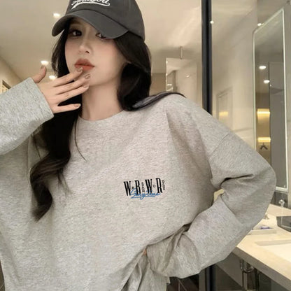 秋コーデに欠かせない新作アートレタープリント 長袖 T シャツ前後にデザインされた文字プリントが 程よい存在感を放ちシンプルながら一枚でおしゃ れ見え柔らかい素材とゆとりあるシルエットでス トレスフリーな着心地を実現ラウンドネック仕様 でレイヤードにも便利スキニーパンツやワイドパ ンツと合わせてもバランスが取りやすく普段使い からお出かけ旅行まで活躍するアイテム多色展開 でトレンドカラーも充実