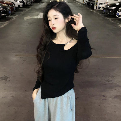 ブラックの長袖トップスは春秋の装いに女性らしいアクセントを加える露肩デザインが特徴ですシンプルながらも計算されたシルエットがボディラインを美しく見せ一枚で着てもインナーとしても映えるアイテムです伸縮性のある柔らかな素材が快適さを保ちジャケットやカーディガンとの重ね着にも最適通勤やカフェ時間旅行先でも活躍する一着です