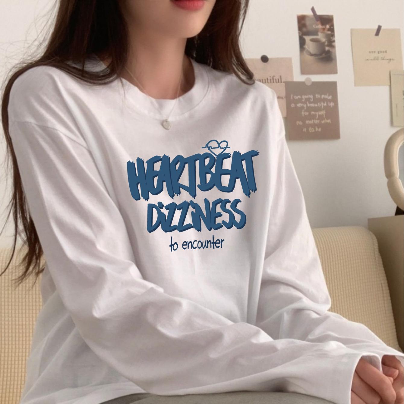 シンプルながら印象的な英単語アートプリントが魅力の長袖Tシャツは秋のデイリーコーデにぴったりのアイテムです柔らかな素材が肌に優しく軽やかな着心地で通学や通勤休日のお出かけや友人とのカフェタイム旅行先でも快適に過ごせますラウンドネックが首元をすっきり見せ体型を選ばずジーンズワイドパンツスカートショートパンツなどさまざまなボトムスと相性抜群で一枚で着てもジャケットやカーディガンのインナーとしてもおしゃれに決まります