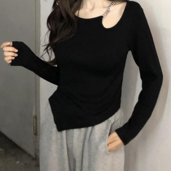 ブラックの長袖トップスは春秋の装いに女性らしいアクセントを加える露肩デザインが特徴ですシンプルながらも計算されたシルエットがボディラインを美しく見せ一枚で着てもインナーとしても映えるアイテムです伸縮性のある柔らかな素材が快適さを保ちジャケットやカーディガンとの重ね着にも最適通勤やカフェ時間旅行先でも活躍する一着です