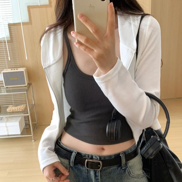 落ち着いたグレーの一字肩デザインのニットトップスは秋冬のコーディネートに女性らしさを加えるアイテムです肩をきれいに見せるネックラインが上品でありながらセクシーさも感じさせ伸縮性のある柔らかな素材が体に優しくフィットしますスリムなシルエットでインナーとしても一枚着としても活躍しデニムやスカートとの相性も抜群です日常使いからお出かけまで幅広く対応できる便利な一枚です