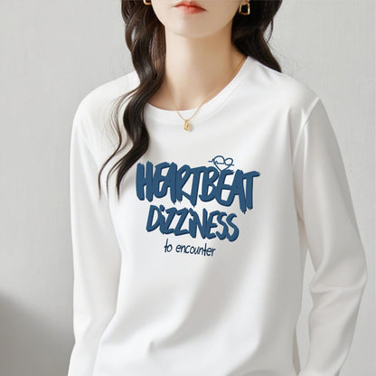 シンプルながら印象的な英単語アートプリントが魅力の長袖Tシャツは秋のデイリーコーデにぴったりのアイテムです柔らかな素材が肌に優しく軽やかな着心地で通学や通勤休日のお出かけや友人とのカフェタイム旅行先でも快適に過ごせますラウンドネックが首元をすっきり見せ体型を選ばずジーンズワイドパンツスカートショートパンツなどさまざまなボトムスと相性抜群で一枚で着てもジャケットやカーディガンのインナーとしてもおしゃれに決まります