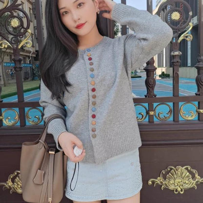 レディース 灰色のシンプルなワントーンで仕上げたデザイン性の高いニットカーディガン 美しいシルエットを演出するシングルボタン仕様で上品さとカジュアルさを兼ね備え 秋の軽アウターとしてもインナーとしても大活躍する一枚 柔らかなニット素材で肌触りも良く長時間着ても快適で通勤やデート女子会旅行など幅広いシーンで使えるアイテム グレーの落ち着いた色合いがコーディネートを引き締めて大人っぽさをプラスする万能カーディガン
