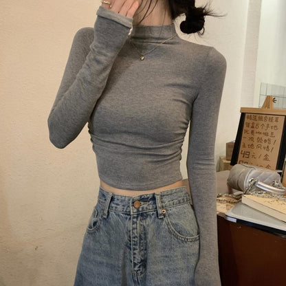 シンプルでありながら高級感が漂う灰色の半高領の長袖ニットトップスは秋冬シーズンにぴったりのアイテムです柔らかな素材が肌に優しくフィット感が良いので快適な着心地を実現しますスリムなシルエットが体型を美しく見せつつも窮屈さを感じさせないデザインで一日中快適に過ごせますカジュアルにもフォーマルにも着回し可能でデニムスカートやワイドパンツとの相性も抜群寒い日にアウターとしても使える便利なアイテムです