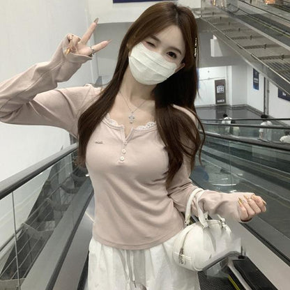 レディース 長袖トップス レース切り替えデザインで女性らしさを引き立てる正肩シルエットが上品に見せるTシャツ ボディラインを美しく魅せるスリムフィットでインナーとしても一枚着としても大活躍 白色の清楚な雰囲気が秋のコーデに透明感をプラス カーディガンやジャケットと合わせれば通勤にもデートにも最適 柔らかな素材で快適な着心地を実現し秋のデイリーコーデに取り入れるだけで大人可愛い印象に仕上げるおすすめアイテム