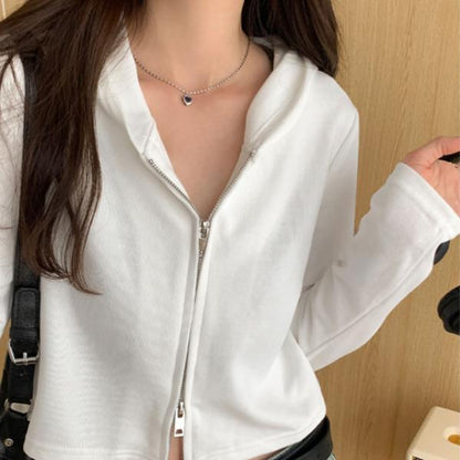 落ち着いたグレーの一字肩デザインのニットトップスは秋冬のコーディネートに女性らしさを加えるアイテムです肩をきれいに見せるネックラインが上品でありながらセクシーさも感じさせ伸縮性のある柔らかな素材が体に優しくフィットしますスリムなシルエットでインナーとしても一枚着としても活躍しデニムやスカートとの相性も抜群です日常使いからお出かけまで幅広く対応できる便利な一枚です