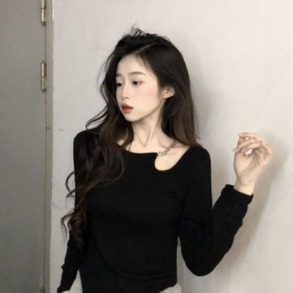 ブラックの長袖トップスは春秋の装いに女性らしいアクセントを加える露肩デザインが特徴ですシンプルながらも計算されたシルエットがボディラインを美しく見せ一枚で着てもインナーとしても映えるアイテムです伸縮性のある柔らかな素材が快適さを保ちジャケットやカーディガンとの重ね着にも最適通勤やカフェ時間旅行先でも活躍する一着です