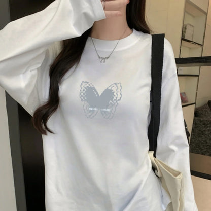 フロントに施されたアートバタフライプリントが目を引く長袖 T シャツは秋のトレンドスタイルに最適です柔らかな素材が肌に優しく長時間着用しても快適シンプルなラウンドネックでレイヤードコーデにも合わせやすいデニムパンツロングスカートレギンスなど様々なアイテムと相性が良く普段使いから旅行カフェデート週末のお散歩まで幅広いシーンで活躍します落ち着いた色合いと豊富なカラーバリエーションで大人可愛い雰囲気を演出できます