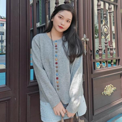 レディース 灰色のシンプルなワントーンで仕上げたデザイン性の高いニットカーディガン 美しいシルエットを演出するシングルボタン仕様で上品さとカジュアルさを兼ね備え 秋の軽アウターとしてもインナーとしても大活躍する一枚 柔らかなニット素材で肌触りも良く長時間着ても快適で通勤やデート女子会旅行など幅広いシーンで使えるアイテム グレーの落ち着いた色合いがコーディネートを引き締めて大人っぽさをプラスする万能カーディガン