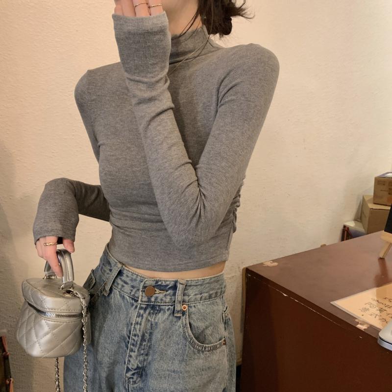 シンプルでありながら高級感が漂う灰色の半高領の長袖ニットトップスは秋冬シーズンにぴったりのアイテムです柔らかな素材が肌に優しくフィット感が良いので快適な着心地を実現しますスリムなシルエットが体型を美しく見せつつも窮屈さを感じさせないデザインで一日中快適に過ごせますカジュアルにもフォーマルにも着回し可能でデニムスカートやワイドパンツとの相性も抜群寒い日にアウターとしても使える便利なアイテムです