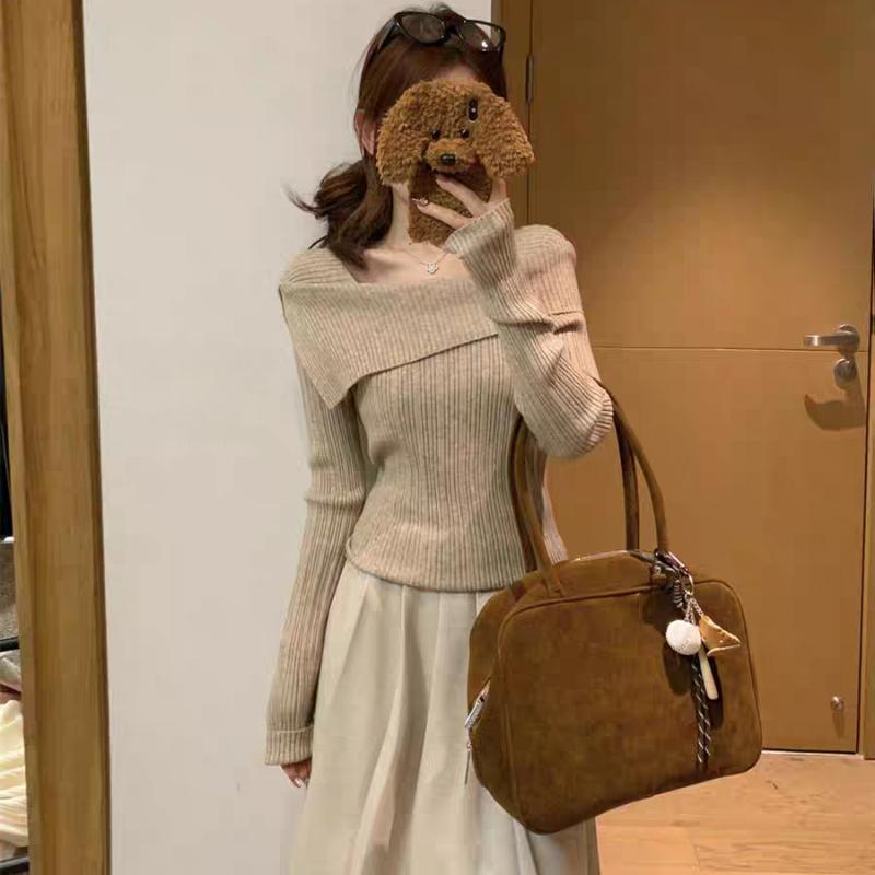 落ち着いたグレーの一字肩デザインのニットトップスは秋冬のコーディネートに女性らしさを加えるアイテムです肩をきれいに見せるネックラインが上品でありながらセクシーさも感じさせ伸縮性のある柔らかな素材が体に優しくフィットしますスリムなシルエットでインナーとしても一枚着としても活躍しデニムやスカートとの相性も抜群です日常使いからお出かけまで幅広く対応できる便利な一枚です