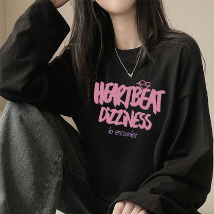 シンプルながら印象的な英単語アートプリントが魅力の長袖Tシャツは秋のデイリーコーデにぴったりのアイテムです柔らかな素材が肌に優しく軽やかな着心地で通学や通勤休日のお出かけや友人とのカフェタイム旅行先でも快適に過ごせますラウンドネックが首元をすっきり見せ体型を選ばずジーンズワイドパンツスカートショートパンツなどさまざまなボトムスと相性抜群で一枚で着てもジャケットやカーディガンのインナーとしてもおしゃれに決まります