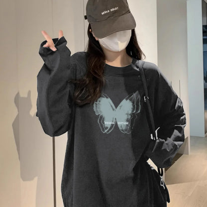 フロントに施されたアートバタフライプリントが目を引く長袖 T シャツは秋のトレンドスタイルに最適です柔らかな素材が肌に優しく長時間着用しても快適シンプルなラウンドネックでレイヤードコーデにも合わせやすいデニムパンツロングスカートレギンスなど様々なアイテムと相性が良く普段使いから旅行カフェデート週末のお散歩まで幅広いシーンで活躍します落ち着いた色合いと豊富なカラーバリエーションで大人可愛い雰囲気を演出できます