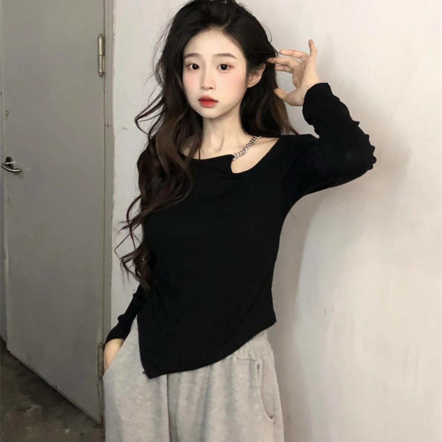 ブラックの長袖トップスは春秋の装いに女性らしいアクセントを加える露肩デザインが特徴ですシンプルながらも計算されたシルエットがボディラインを美しく見せ一枚で着てもインナーとしても映えるアイテムです伸縮性のある柔らかな素材が快適さを保ちジャケットやカーディガンとの重ね着にも最適通勤やカフェ時間旅行先でも活躍する一着です