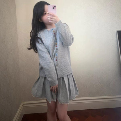 レディース 灰色のシンプルなワントーンで仕上げたデザイン性の高いニットカーディガン 美しいシルエットを演出するシングルボタン仕様で上品さとカジュアルさを兼ね備え 秋の軽アウターとしてもインナーとしても大活躍する一枚 柔らかなニット素材で肌触りも良く長時間着ても快適で通勤やデート女子会旅行など幅広いシーンで使えるアイテム グレーの落ち着いた色合いがコーディネートを引き締めて大人っぽさをプラスする万能カーディガン