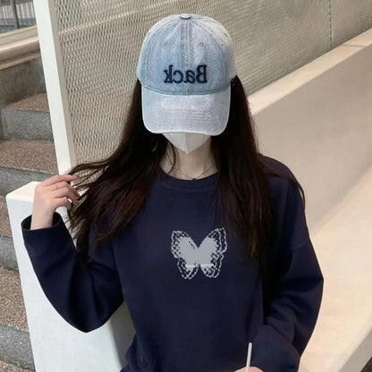 フロントに施されたアートバタフライプリントが目を引く長袖 T シャツは秋のトレンドスタイルに最適です柔らかな素材が肌に優しく長時間着用しても快適シンプルなラウンドネックでレイヤードコーデにも合わせやすいデニムパンツロングスカートレギンスなど様々なアイテムと相性が良く普段使いから旅行カフェデート週末のお散歩まで幅広いシーンで活躍します落ち着いた色合いと豊富なカラーバリエーションで大人可愛い雰囲気を演出できます