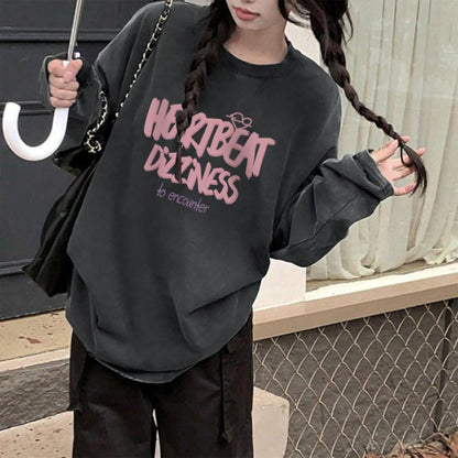 シンプルながら印象的な英単語アートプリントが魅力の長袖Tシャツは秋のデイリーコーデにぴったりのアイテムです柔らかな素材が肌に優しく軽やかな着心地で通学や通勤休日のお出かけや友人とのカフェタイム旅行先でも快適に過ごせますラウンドネックが首元をすっきり見せ体型を選ばずジーンズワイドパンツスカートショートパンツなどさまざまなボトムスと相性抜群で一枚で着てもジャケットやカーディガンのインナーとしてもおしゃれに決まります