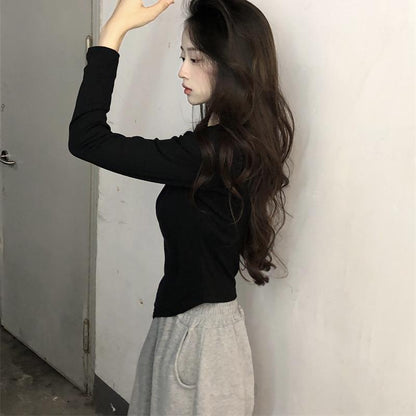 ブラックの長袖トップスは春秋の装いに女性らしいアクセントを加える露肩デザインが特徴ですシンプルながらも計算されたシルエットがボディラインを美しく見せ一枚で着てもインナーとしても映えるアイテムです伸縮性のある柔らかな素材が快適さを保ちジャケットやカーディガンとの重ね着にも最適通勤やカフェ時間旅行先でも活躍する一着です