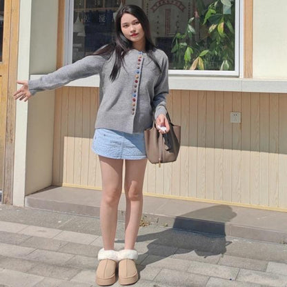 レディース 灰色のシンプルなワントーンで仕上げたデザイン性の高いニットカーディガン 美しいシルエットを演出するシングルボタン仕様で上品さとカジュアルさを兼ね備え 秋の軽アウターとしてもインナーとしても大活躍する一枚 柔らかなニット素材で肌触りも良く長時間着ても快適で通勤やデート女子会旅行など幅広いシーンで使えるアイテム グレーの落ち着いた色合いがコーディネートを引き締めて大人っぽさをプラスする万能カーディガン