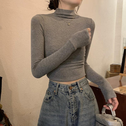 シンプルでありながら高級感が漂う灰色の半高領の長袖ニットトップスは秋冬シーズンにぴったりのアイテムです柔らかな素材が肌に優しくフィット感が良いので快適な着心地を実現しますスリムなシルエットが体型を美しく見せつつも窮屈さを感じさせないデザインで一日中快適に過ごせますカジュアルにもフォーマルにも着回し可能でデニムスカートやワイドパンツとの相性も抜群寒い日にアウターとしても使える便利なアイテムです