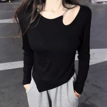 ブラックの長袖トップスは春秋の装いに女性らしいアクセントを加える露肩デザインが特徴ですシンプルながらも計算されたシルエットがボディラインを美しく見せ一枚で着てもインナーとしても映えるアイテムです伸縮性のある柔らかな素材が快適さを保ちジャケットやカーディガンとの重ね着にも最適通勤やカフェ時間旅行先でも活躍する一着です