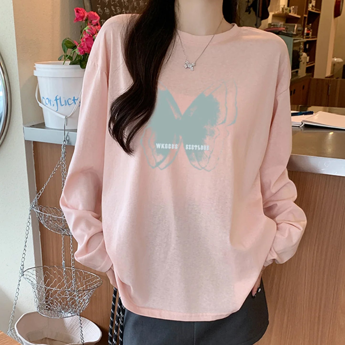 フロントに施されたアートバタフライプリントが目を引く長袖 T シャツは秋のトレンドスタイルに最適です柔らかな素材が肌に優しく長時間着用しても快適シンプルなラウンドネックでレイヤードコーデにも合わせやすいデニムパンツロングスカートレギンスなど様々なアイテムと相性が良く普段使いから旅行カフェデート週末のお散歩まで幅広いシーンで活躍します落ち着いた色合いと豊富なカラーバリエーションで大人可愛い雰囲気を演出できます