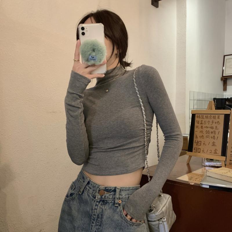 シンプルでありながら高級感が漂う灰色の半高領の長袖ニットトップスは秋冬シーズンにぴったりのアイテムです柔らかな素材が肌に優しくフィット感が良いので快適な着心地を実現しますスリムなシルエットが体型を美しく見せつつも窮屈さを感じさせないデザインで一日中快適に過ごせますカジュアルにもフォーマルにも着回し可能でデニムスカートやワイドパンツとの相性も抜群寒い日にアウターとしても使える便利なアイテムです