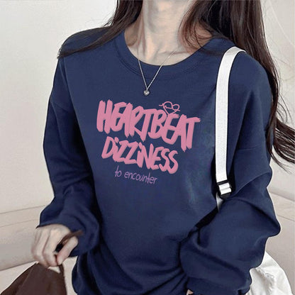 シンプルながら印象的な英単語アートプリントが魅力の長袖Tシャツは秋のデイリーコーデにぴったりのアイテムです柔らかな素材が肌に優しく軽やかな着心地で通学や通勤休日のお出かけや友人とのカフェタイム旅行先でも快適に過ごせますラウンドネックが首元をすっきり見せ体型を選ばずジーンズワイドパンツスカートショートパンツなどさまざまなボトムスと相性抜群で一枚で着てもジャケットやカーディガンのインナーとしてもおしゃれに決まります