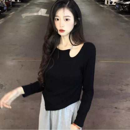 ブラックの長袖トップスは春秋の装いに女性らしいアクセントを加える露肩デザインが特徴ですシンプルながらも計算されたシルエットがボディラインを美しく見せ一枚で着てもインナーとしても映えるアイテムです伸縮性のある柔らかな素材が快適さを保ちジャケットやカーディガンとの重ね着にも最適通勤やカフェ時間旅行先でも活躍する一着です