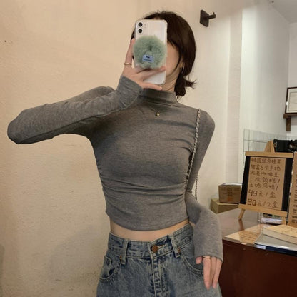 シンプルでありながら高級感が漂う灰色の半高領の長袖ニットトップスは秋冬シーズンにぴったりのアイテムです柔らかな素材が肌に優しくフィット感が良いので快適な着心地を実現しますスリムなシルエットが体型を美しく見せつつも窮屈さを感じさせないデザインで一日中快適に過ごせますカジュアルにもフォーマルにも着回し可能でデニムスカートやワイドパンツとの相性も抜群寒い日にアウターとしても使える便利なアイテムです