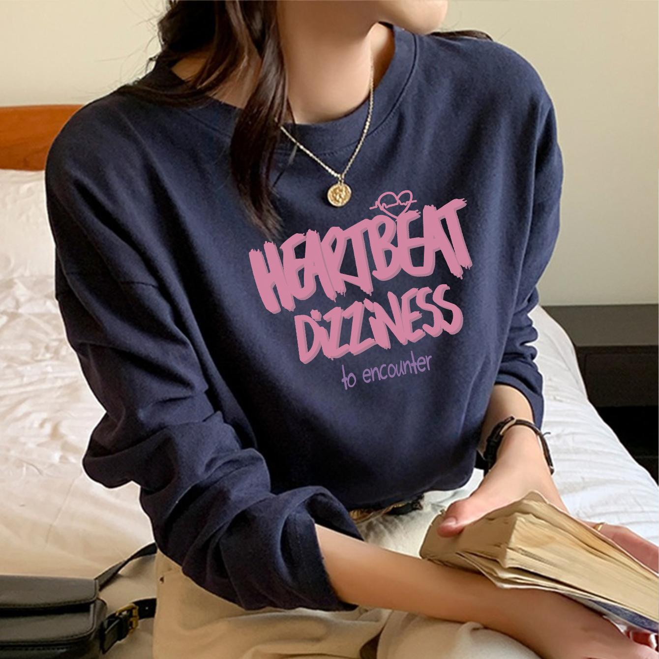 シンプルながら印象的な英単語アートプリントが魅力の長袖Tシャツは秋のデイリーコーデにぴったりのアイテムです柔らかな素材が肌に優しく軽やかな着心地で通学や通勤休日のお出かけや友人とのカフェタイム旅行先でも快適に過ごせますラウンドネックが首元をすっきり見せ体型を選ばずジーンズワイドパンツスカートショートパンツなどさまざまなボトムスと相性抜群で一枚で着てもジャケットやカーディガンのインナーとしてもおしゃれに決まります