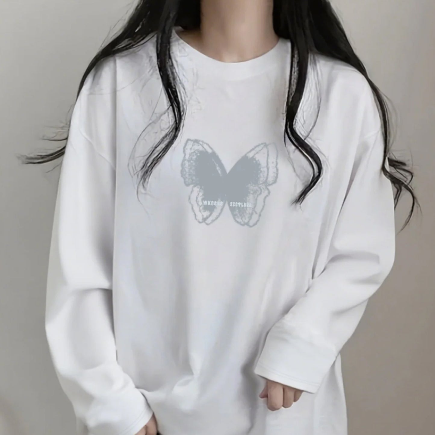 フロントに施されたアートバタフライプリントが目を引く長袖 T シャツは秋のトレンドスタイルに最適です柔らかな素材が肌に優しく長時間着用しても快適シンプルなラウンドネックでレイヤードコーデにも合わせやすいデニムパンツロングスカートレギンスなど様々なアイテムと相性が良く普段使いから旅行カフェデート週末のお散歩まで幅広いシーンで活躍します落ち着いた色合いと豊富なカラーバリエーションで大人可愛い雰囲気を演出できます